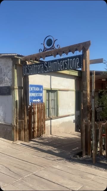 Portón de entrada con el letrero Of. Salitrera S. Humberstone